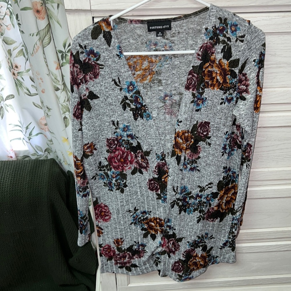 Fortune & Ivy open gray floral ribbed  cardigan, Sz M